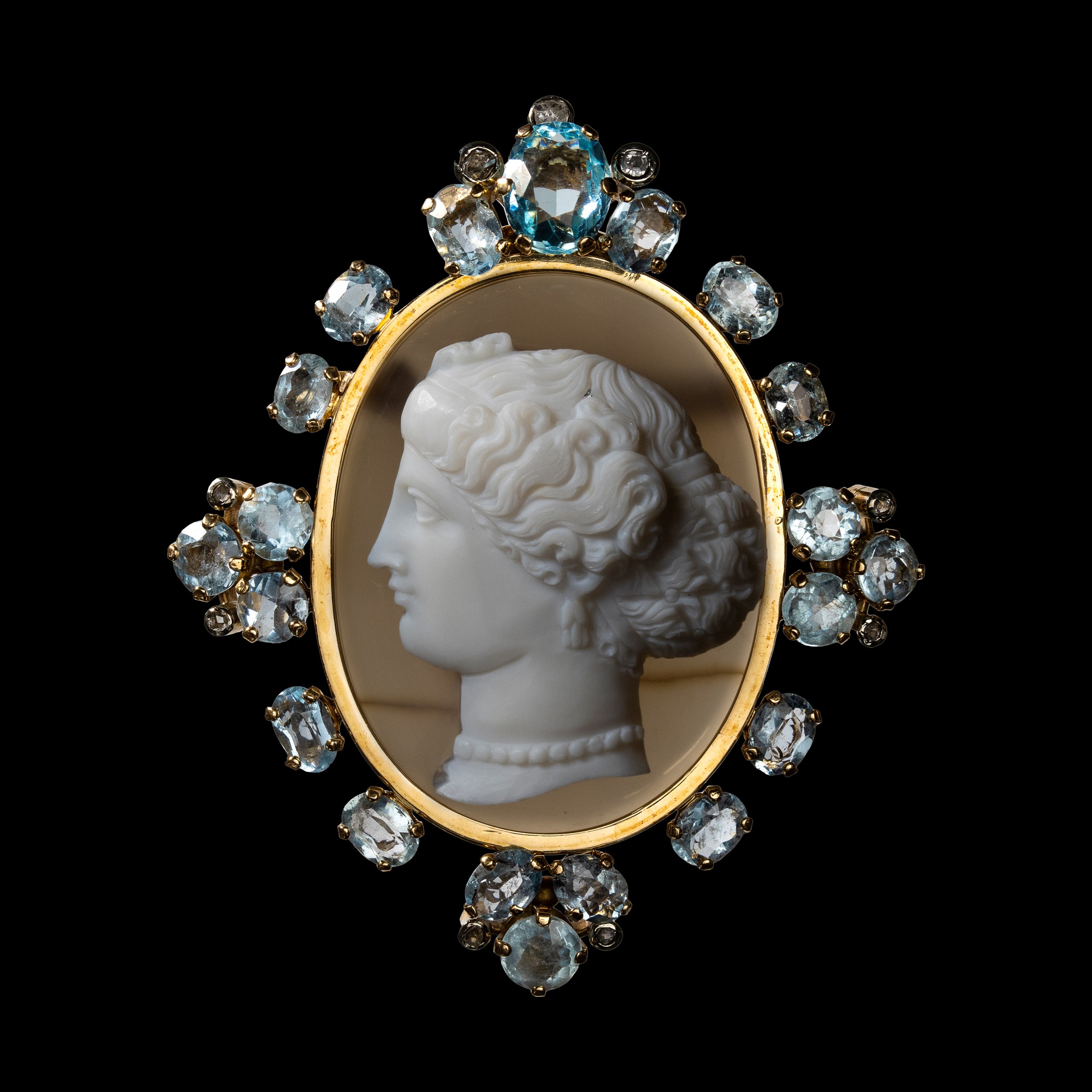 An elegant 19th century gold brooch with aquamarines and agate cameo. Head of Arethusa.
